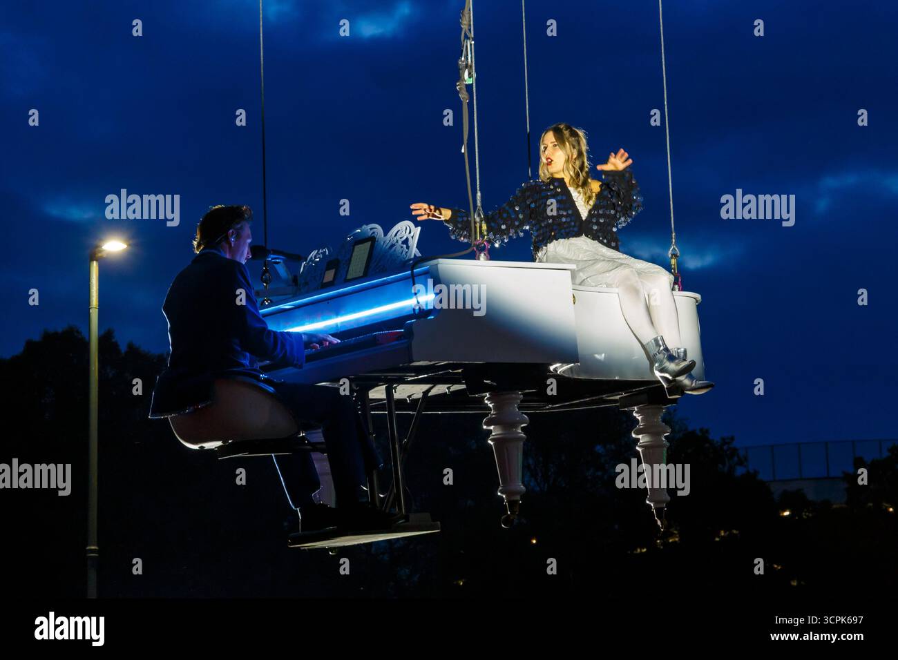 Bournemouth, Dorset, Großbritannien. September 2025. Tausende strömen nach Bournemouth, um das 15. Arts by the Sea Festival unter dem Motto „Wir sind hier, um Identität, Zugehörigkeit und Gemeinschaft zu feiern – eine unterhaltsame Zeit mit schrulligem Theater, Tanz und Musik, spektakulären Shows und inspirierenden Installationen für kostenlose Familienunterhaltung. Bourne to Love Performance von Cirque Bijou, ein Spektakel mit Schwerkraft, fröhlicher Feier, Musik, Zirkus und Tanz. Quelle: Carolyn Jenkins/Alamy Live News Stockfoto