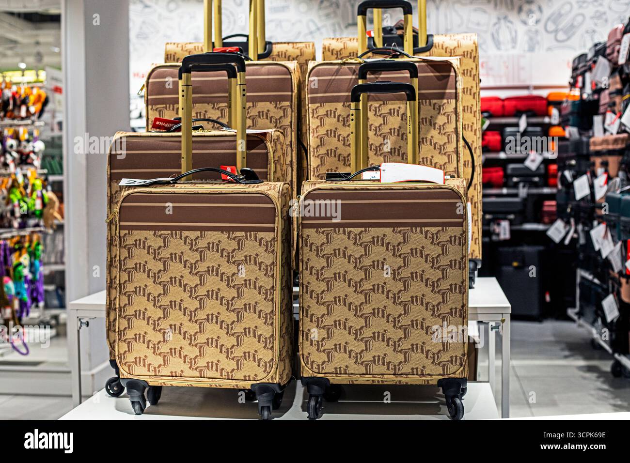 Stilvolle Koffer für Reisen und Geschäftsreisen Stockfoto