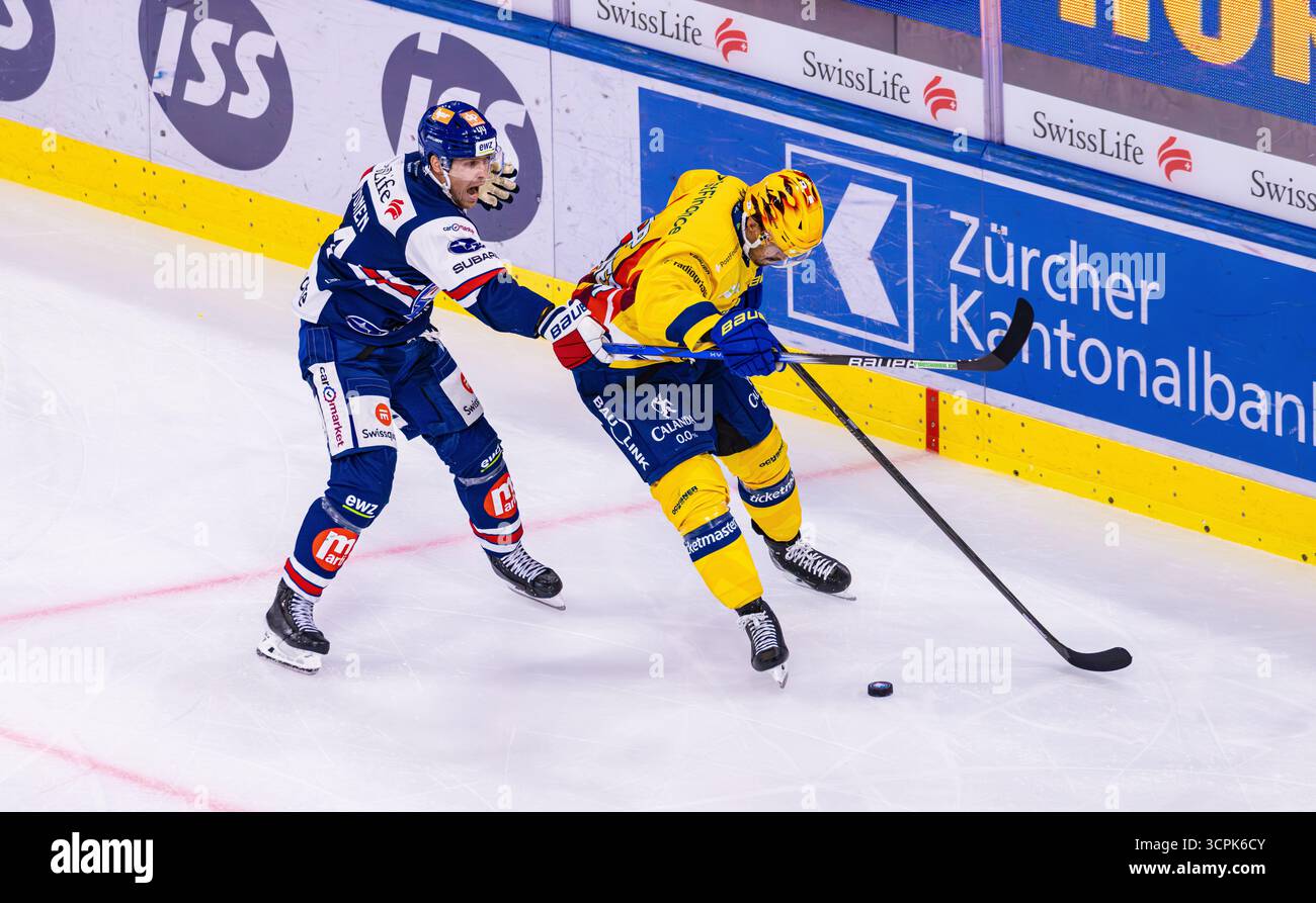 Zürich, 26. September 2025: Torschützenkönig Matej Stransky (Davos) hält den Stock von #44 Mikko Lehtonen (ZSC Lions) im Duell. (Foto: Andreas Haas/dieBildmanufaktur) Credit: DieBildmanufaktur/Alamy Live News Stockfoto