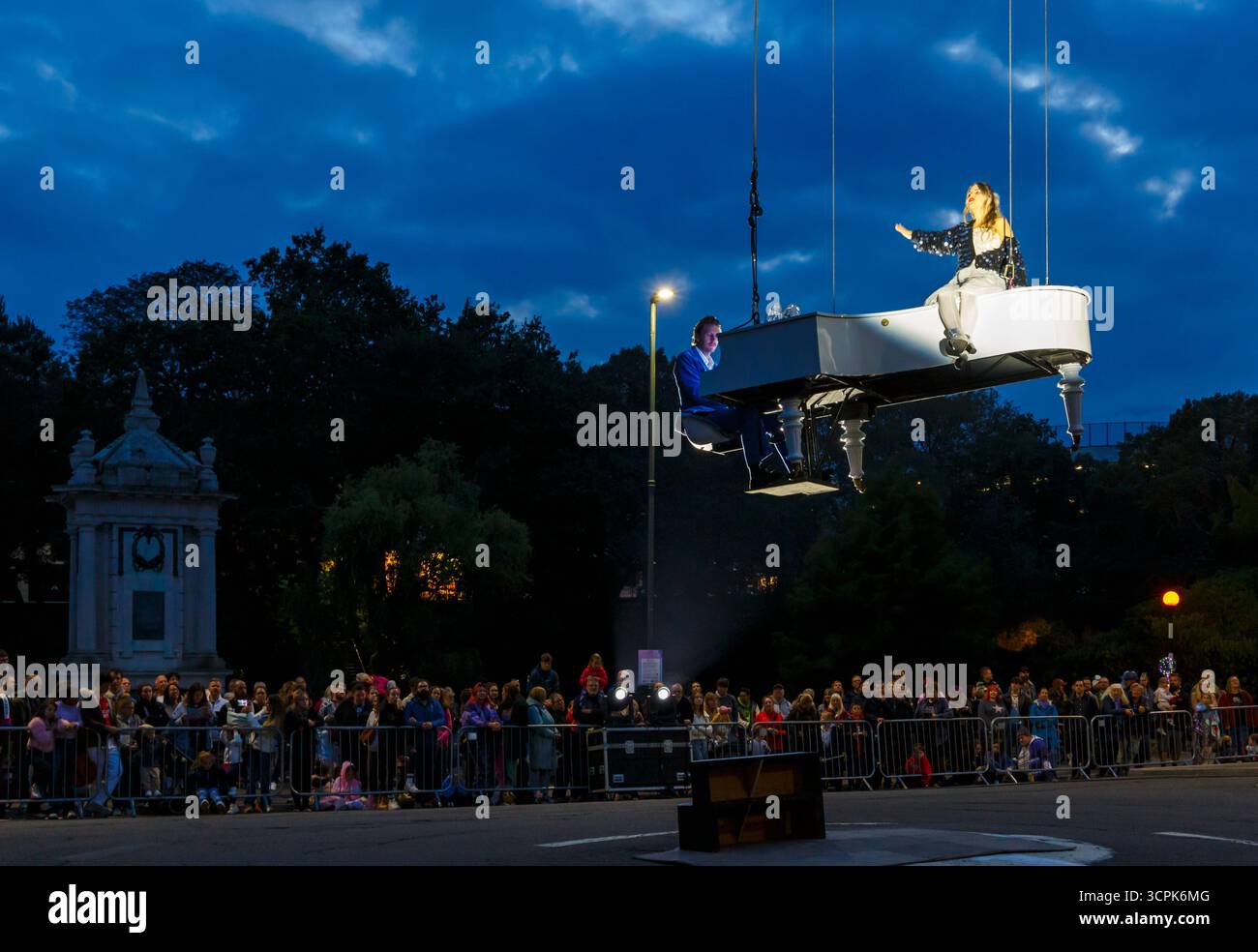 Bournemouth, Dorset, Großbritannien. September 2025. Tausende strömen nach Bournemouth, um das 15. Arts by the Sea Festival unter dem Motto „Wir sind hier, um Identität, Zugehörigkeit und Gemeinschaft zu feiern – eine unterhaltsame Zeit mit schrulligem Theater, Tanz und Musik, spektakulären Shows und inspirierenden Installationen für kostenlose Familienunterhaltung. Bourne to Love Performance von Cirque Bijou, ein Spektakel mit Schwerkraft, fröhlicher Feier, Musik, Zirkus und Tanz. Quelle: Carolyn Jenkins/Alamy Live News Stockfoto