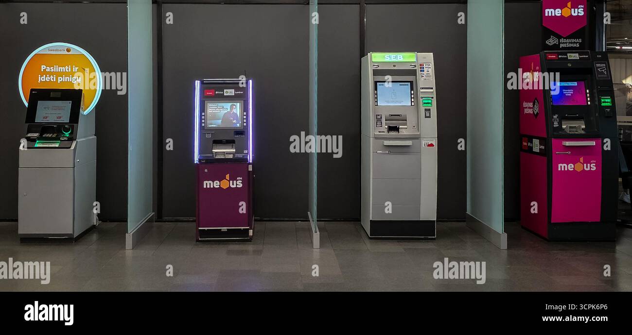 August 2025, Kaunas, Litauen. Verschiedene Banken, Geldautomaten und Terminals in einer Reihe im Einkaufszentrum Stockfoto