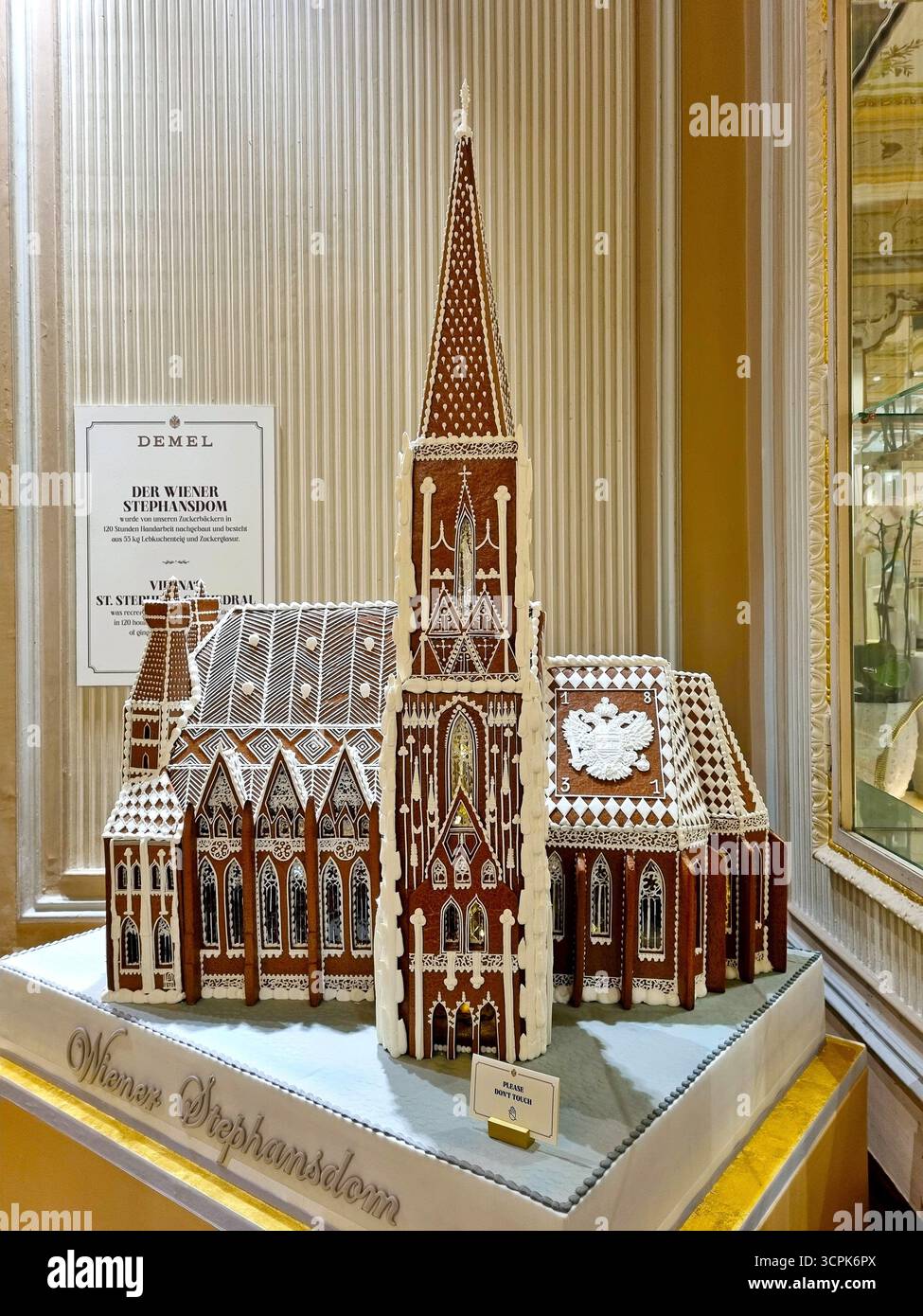 Dekoratives Weihnachtsgebäck in Form des Stephansdoms, hergestellt vom berühmten Demel in Wien, Österreich Stockfoto