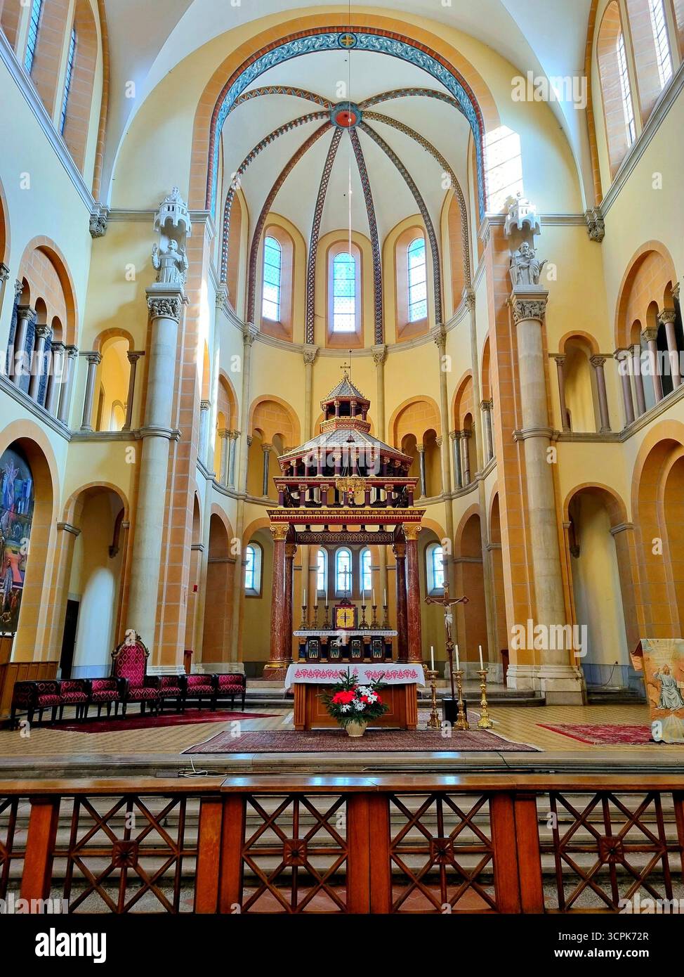 Blick auf den Altar im Inneren der Kirche Franziskus von Assisi in Wien, Österreich Stockfoto