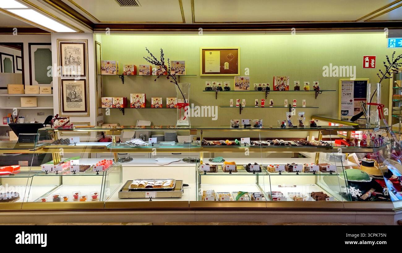 Glasvitrine mit exquisiten leckeren Süßigkeiten im berühmten Sluka Café in Wien, Österreich Stockfoto