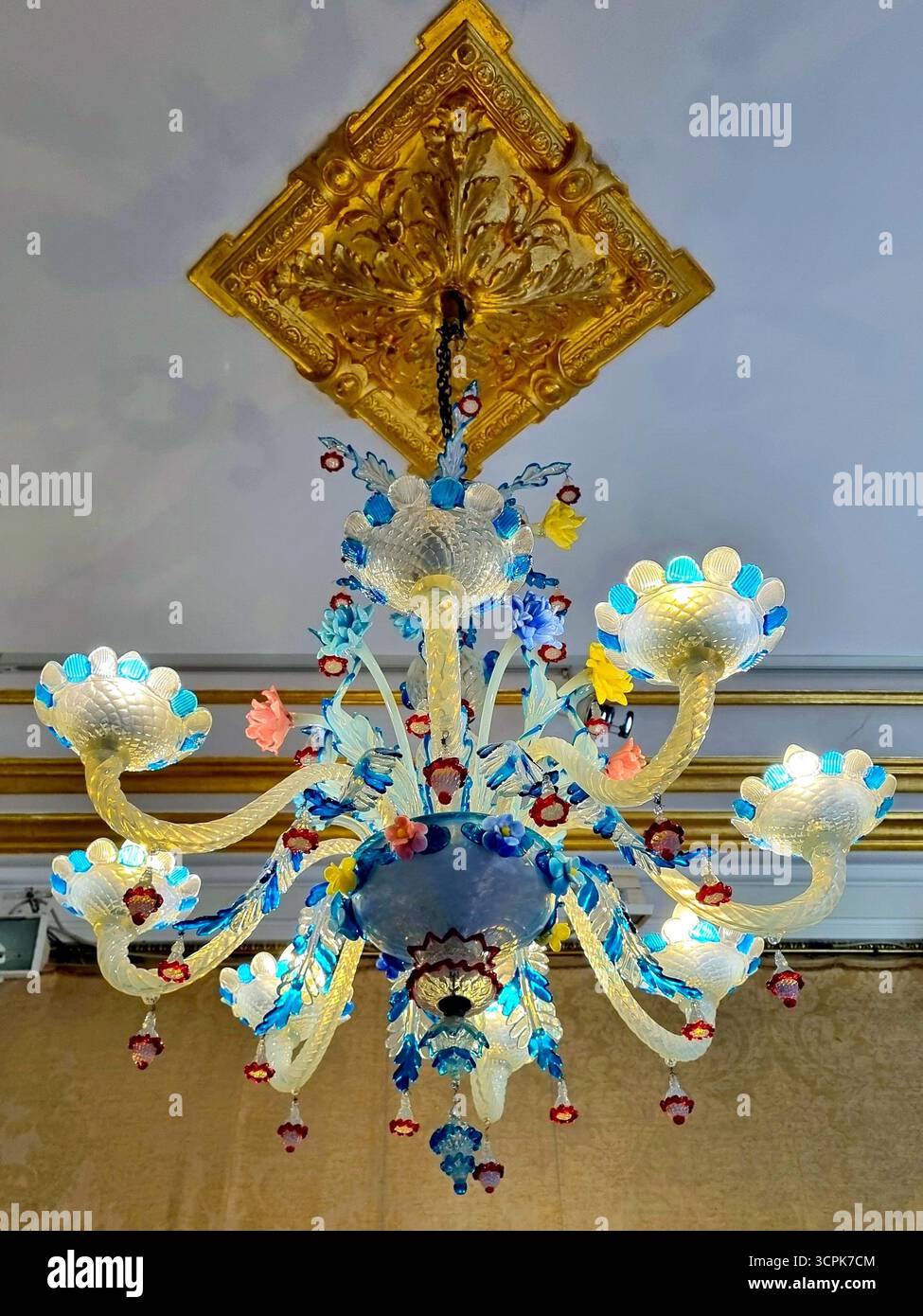 Farbenfroher Kronleuchter im venezianischen Stil mit mundgeblasenen Glasblumen und Blättern im Ernst Fuchs Museum in der Otto Wagner Villa in Wien, Österreich Stockfoto