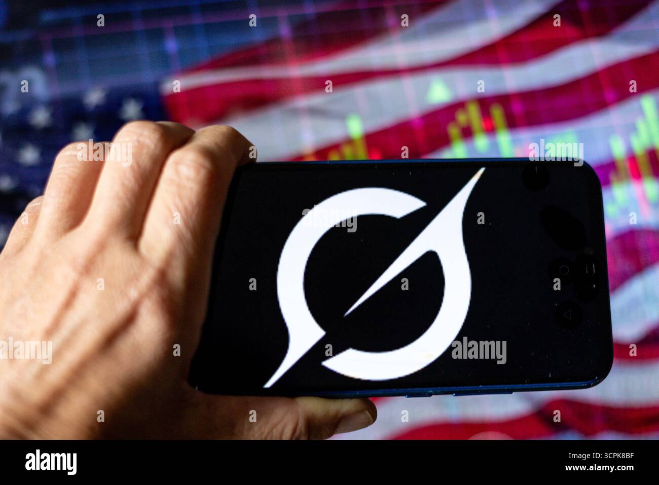 In dieser Fotoabbildung wird das XAI Grok Logo auf einem Mobiltelefon vor der US-Flagge und im Hintergrund auf einem Aktiendiagramm angezeigt. Stockfoto