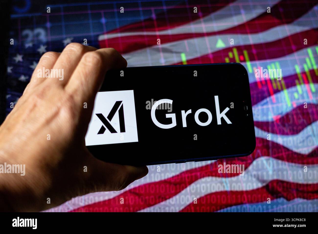 In dieser Fotoabbildung wird das XAI Grok Logo auf einem Mobiltelefon vor der US-Flagge und im Hintergrund auf einem Aktiendiagramm angezeigt. Stockfoto