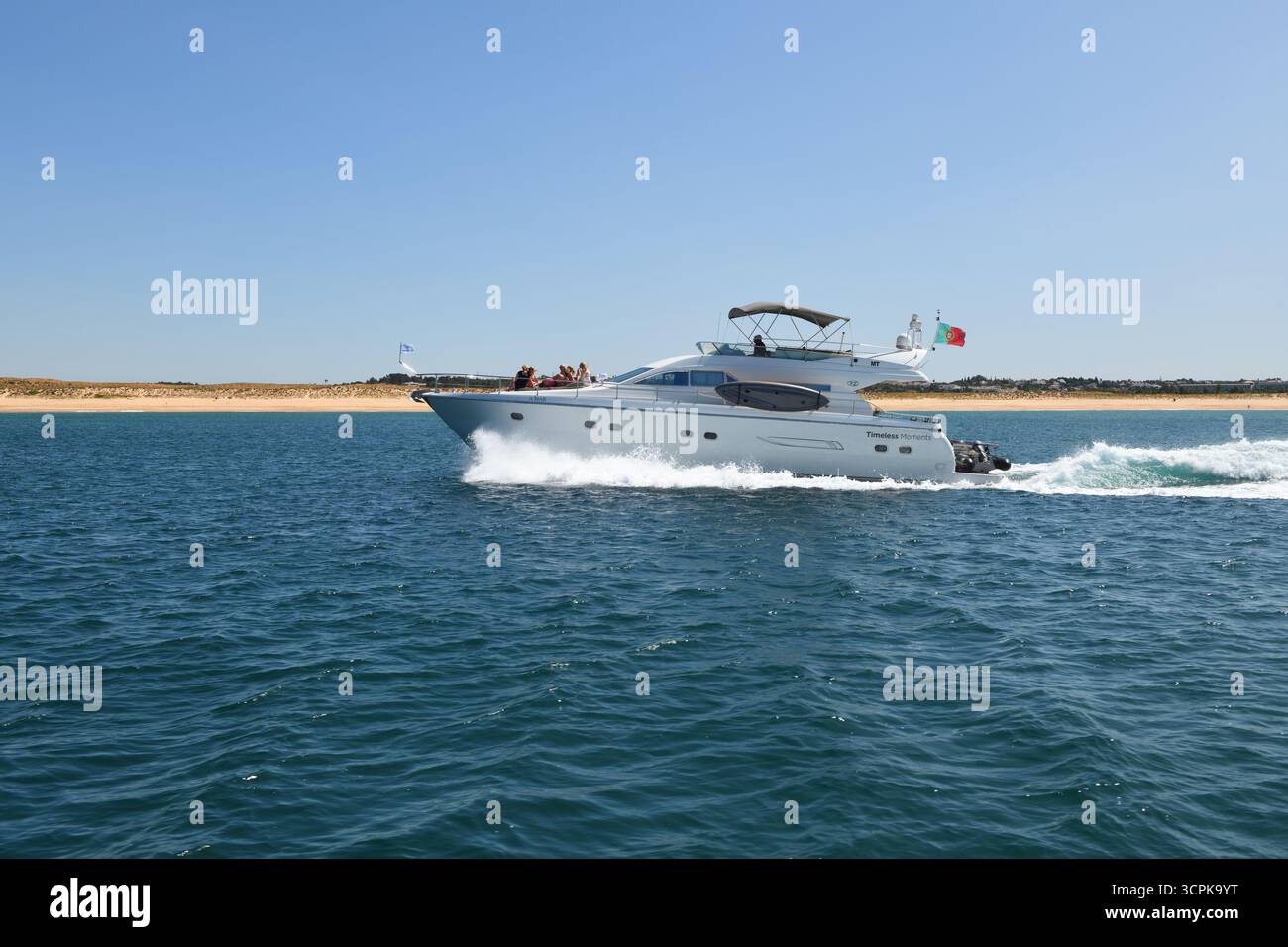 Ein Cabin Cruiser mit zeitlosen Momenten rastet entlang der Küste Portugals, der Algarve. Stockfoto