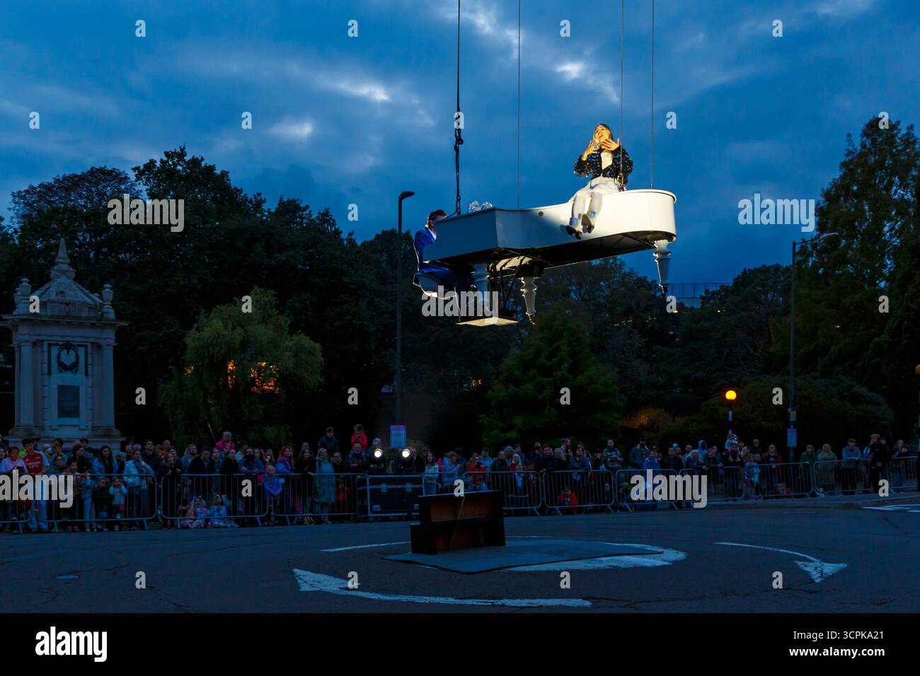 Bournemouth, Dorset, Großbritannien. September 2025. Tausende strömen nach Bournemouth, um das 15. Arts by the Sea Festival unter dem Motto „Wir sind hier, um Identität, Zugehörigkeit und Gemeinschaft zu feiern – eine unterhaltsame Zeit mit schrulligem Theater, Tanz und Musik, spektakulären Shows und inspirierenden Installationen für kostenlose Familienunterhaltung. Bourne to Love Performance von Cirque Bijou, ein Spektakel mit Schwerkraft, fröhlicher Feier, Musik, Zirkus und Tanz. Quelle: Carolyn Jenkins/Alamy Live News Stockfoto