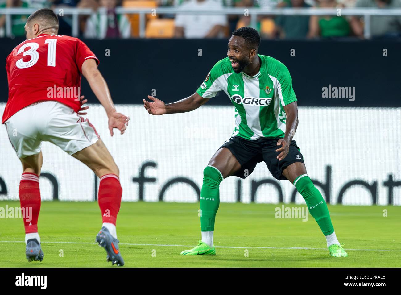 Sevilla, Spanien. September 2025. SEVILLA, SPANIEN - 24. SEPTEMBER: Cedric Bakambu von Real Betis im Spiel der UEFA Europa League 2025/26 League Phase MD1 zwischen Real Betis Balompie und Nottingham Forest FC in La Cartuja de Sevilla am 24. September 2025 in Sevilla. (Foto von Gabriel Colchero/Photo Players Images/Magara Press) Credit: Magara Press SL/Alamy Live News Stockfoto