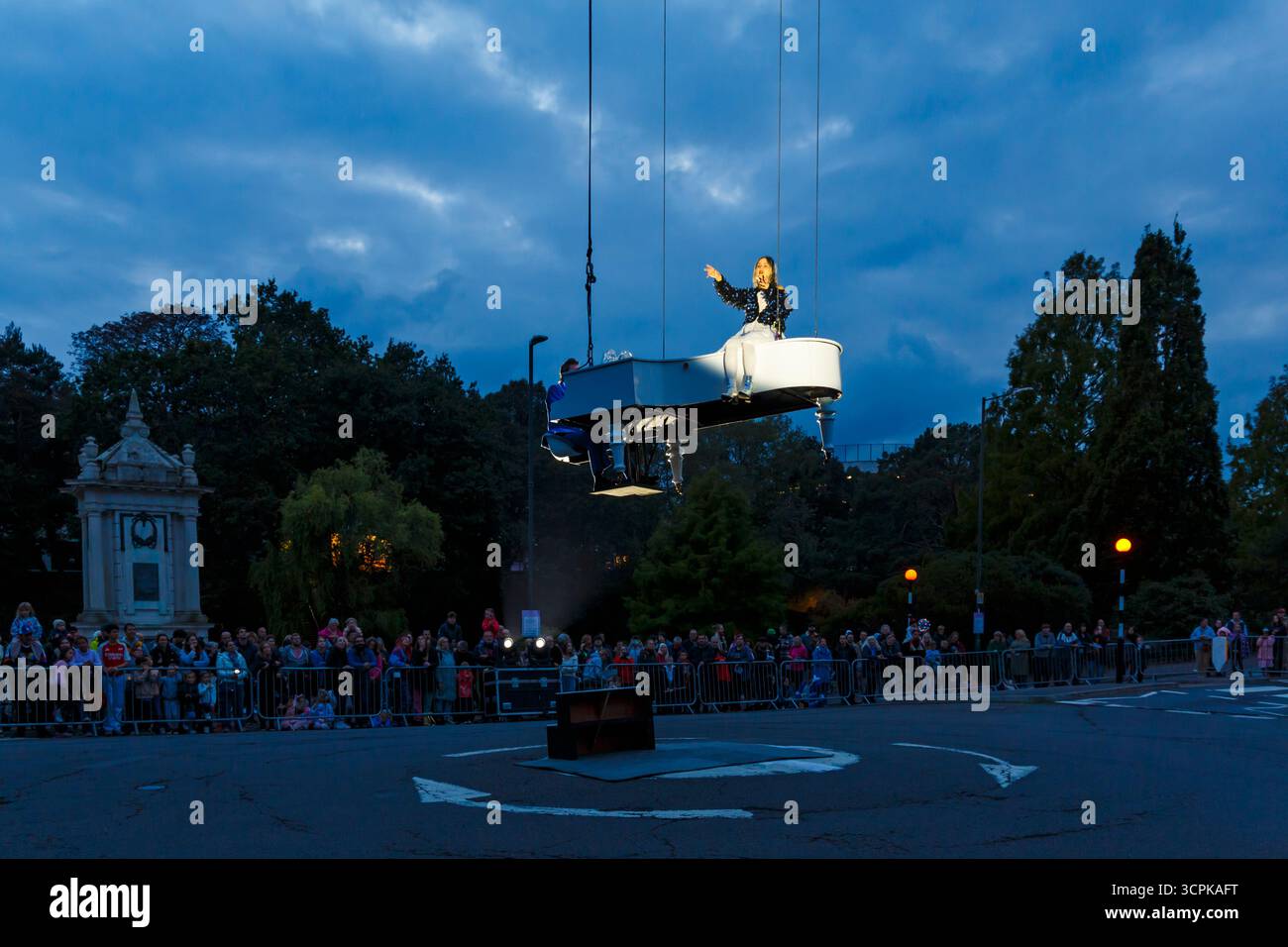 Bournemouth, Dorset, Großbritannien. September 2025. Tausende strömen nach Bournemouth, um das 15. Arts by the Sea Festival unter dem Motto „Wir sind hier, um Identität, Zugehörigkeit und Gemeinschaft zu feiern – eine unterhaltsame Zeit mit schrulligem Theater, Tanz und Musik, spektakulären Shows und inspirierenden Installationen für kostenlose Familienunterhaltung. Bourne to Love Performance von Cirque Bijou, ein Spektakel mit Schwerkraft, fröhlicher Feier, Musik, Zirkus und Tanz. Quelle: Carolyn Jenkins/Alamy Live News Stockfoto