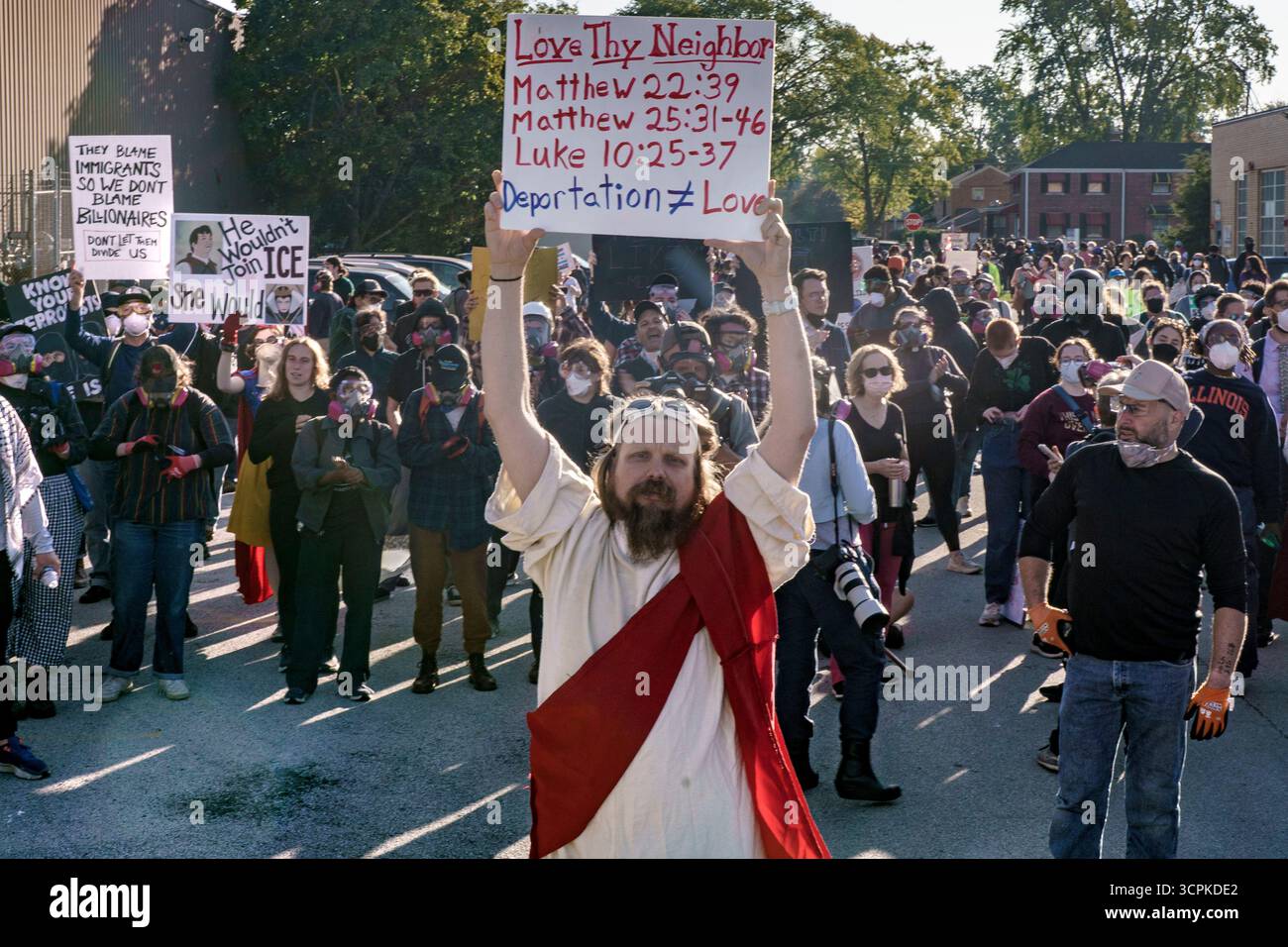 Broadview, Illinois, USA. September 2025. ERIK, ein Demonstrant, verkleidet als Jesus, hält während eines friedlichen Protestes vor der Broadview EISGEFÄNGNIS während der Operation Midway Blitz in Chicagoland ein Schild mit der Aufschrift „Love Thy Neighbor“ und „Deportation â Liebe“ hoch (Foto: © Chris Riha/ZUMA Press Wire). Nicht für kommerzielle ZWECKE! Stockfoto
