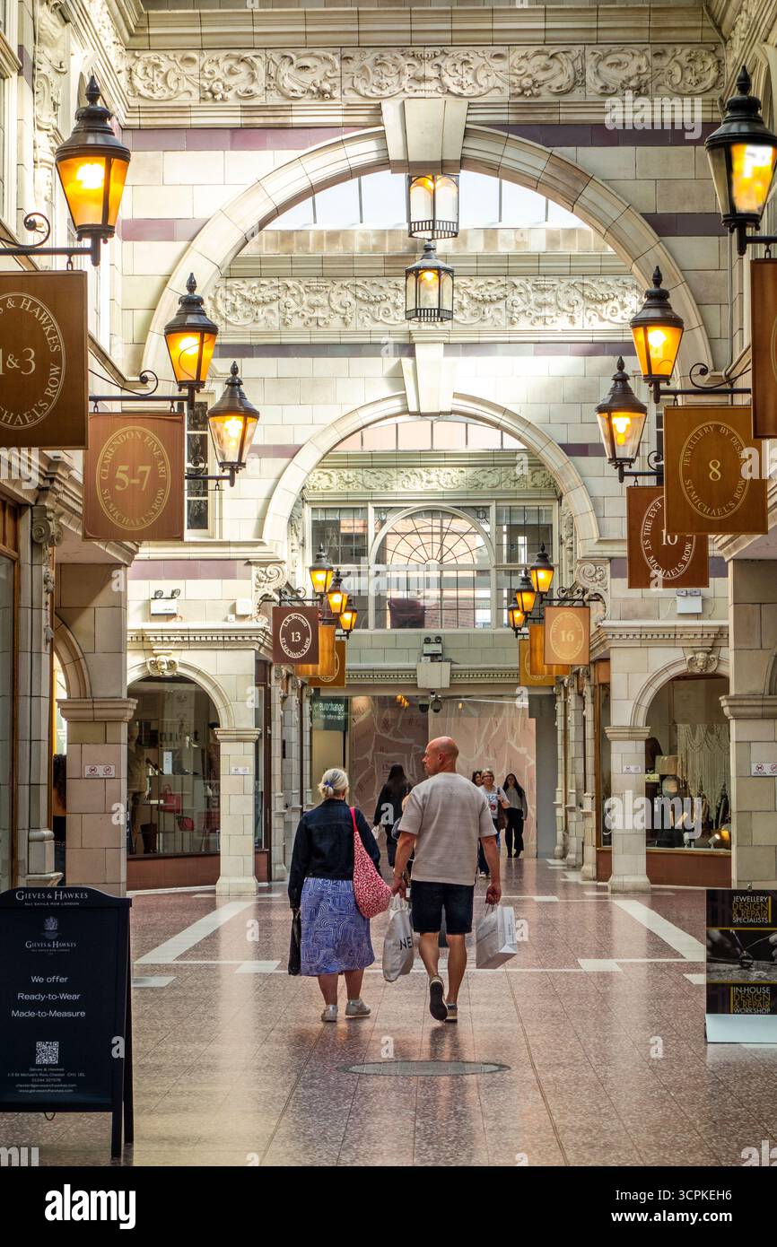 Shopper im Grosvenor Shopping Centre in Cheshire, England Stockfoto