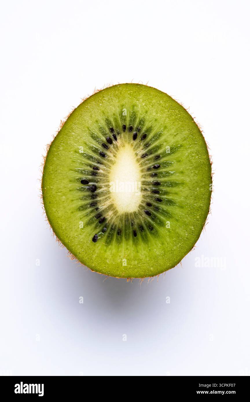 Kiwi Nahaufnahme auf sauberem Hintergrund Stockfoto
