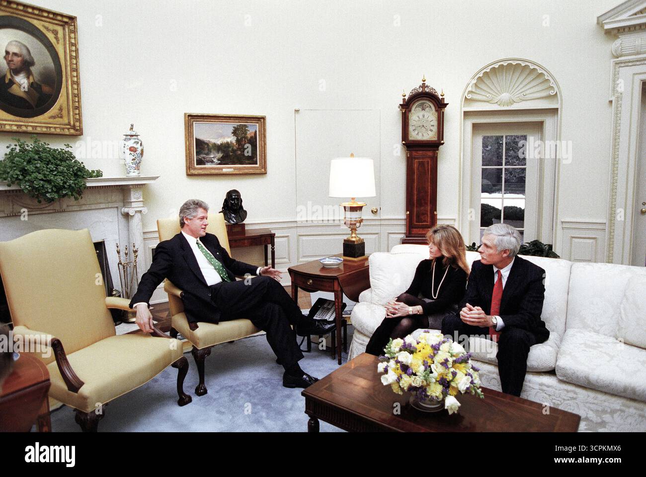US-Präsident Bill Clinton trifft sich mit der amerikanischen Schauspielerin Jane Fonda und dem amerikanischen Medienunternehmer Ted Turner im Oval Office des Weißen Hauses, Washington, D.C., USA, Bob McNeely, Fotograf Des Weißen Hauses, 17. März 1993 Stockfoto