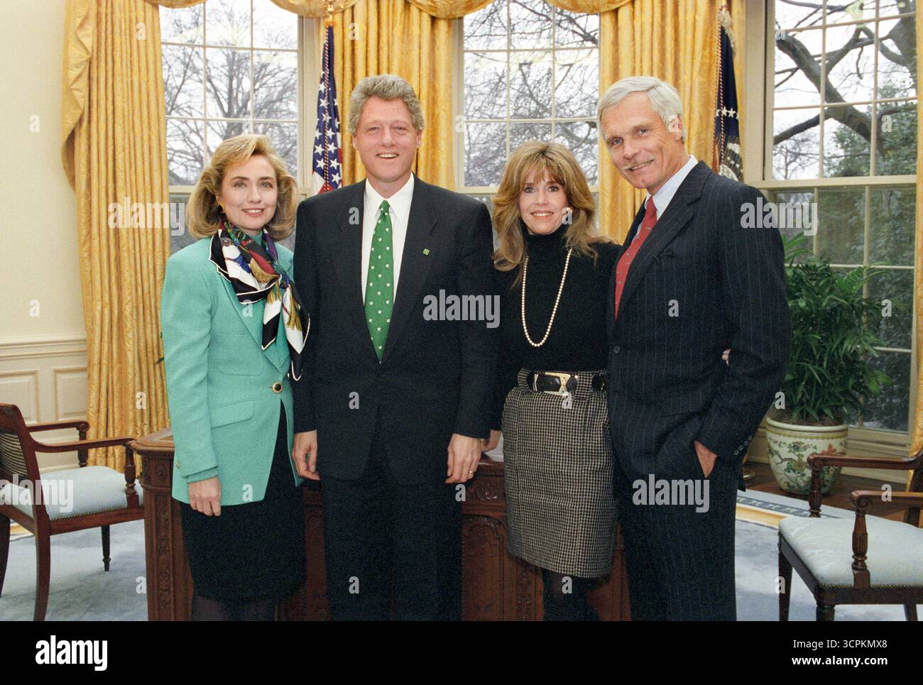 US-Präsident Bill Clinton und US First Lady Hillary Clinton treffen sich mit der US-amerikanischen Schauspielerin Jane Fonda und dem US-Medienunternehmer Ted Turner im Oval Office des Weißen Hauses, Washington, D.C., USA, Barbara Kinney, Fotograf Des Weißen Hauses, 17. März 1993 Stockfoto
