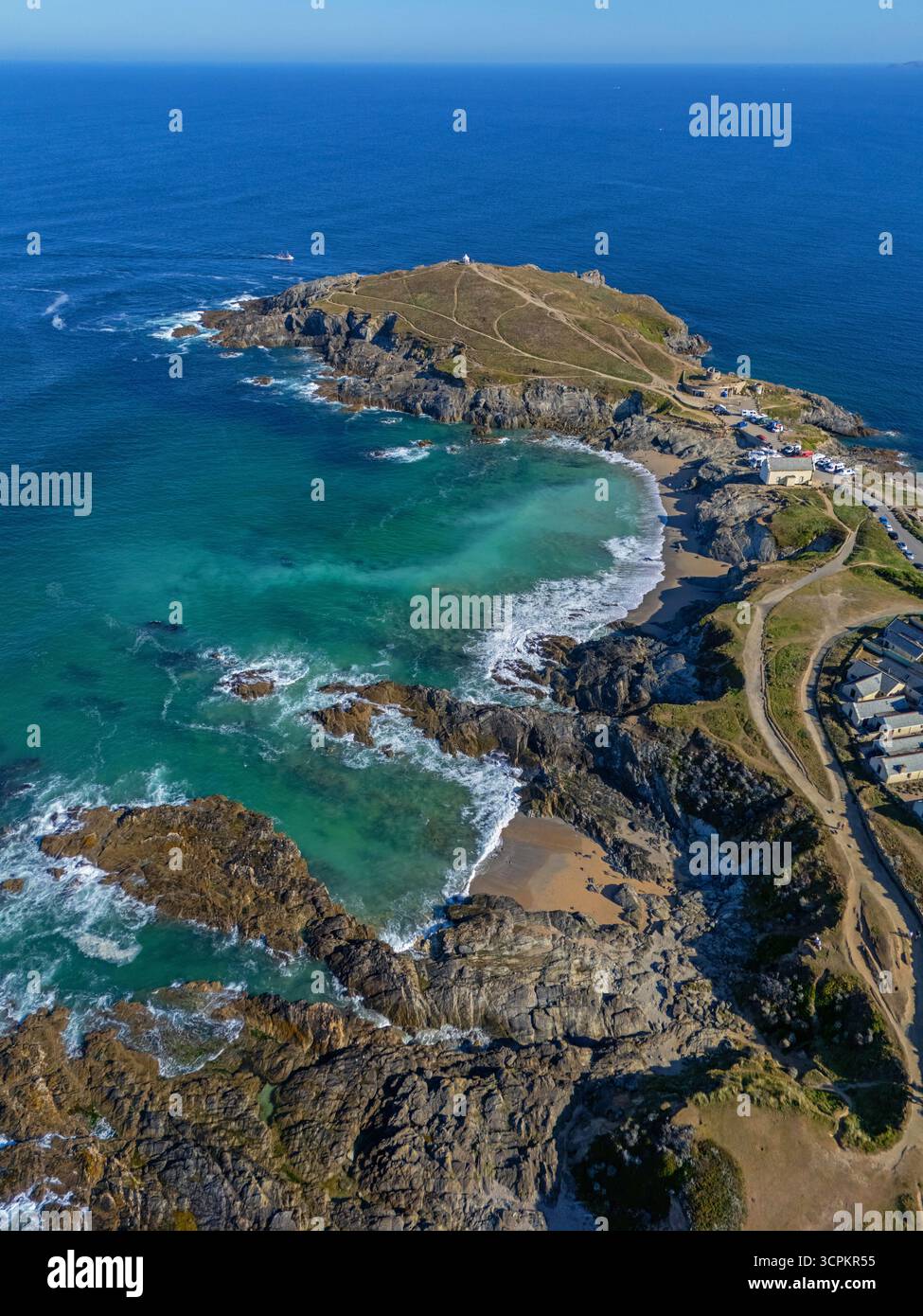 Towan Headland, Newquay, Großbritannien. 08.25.2025 Luftbild von Little Fistral Beach am Towan Headland in Newquay, Cornwall. August 2025. Stockfoto