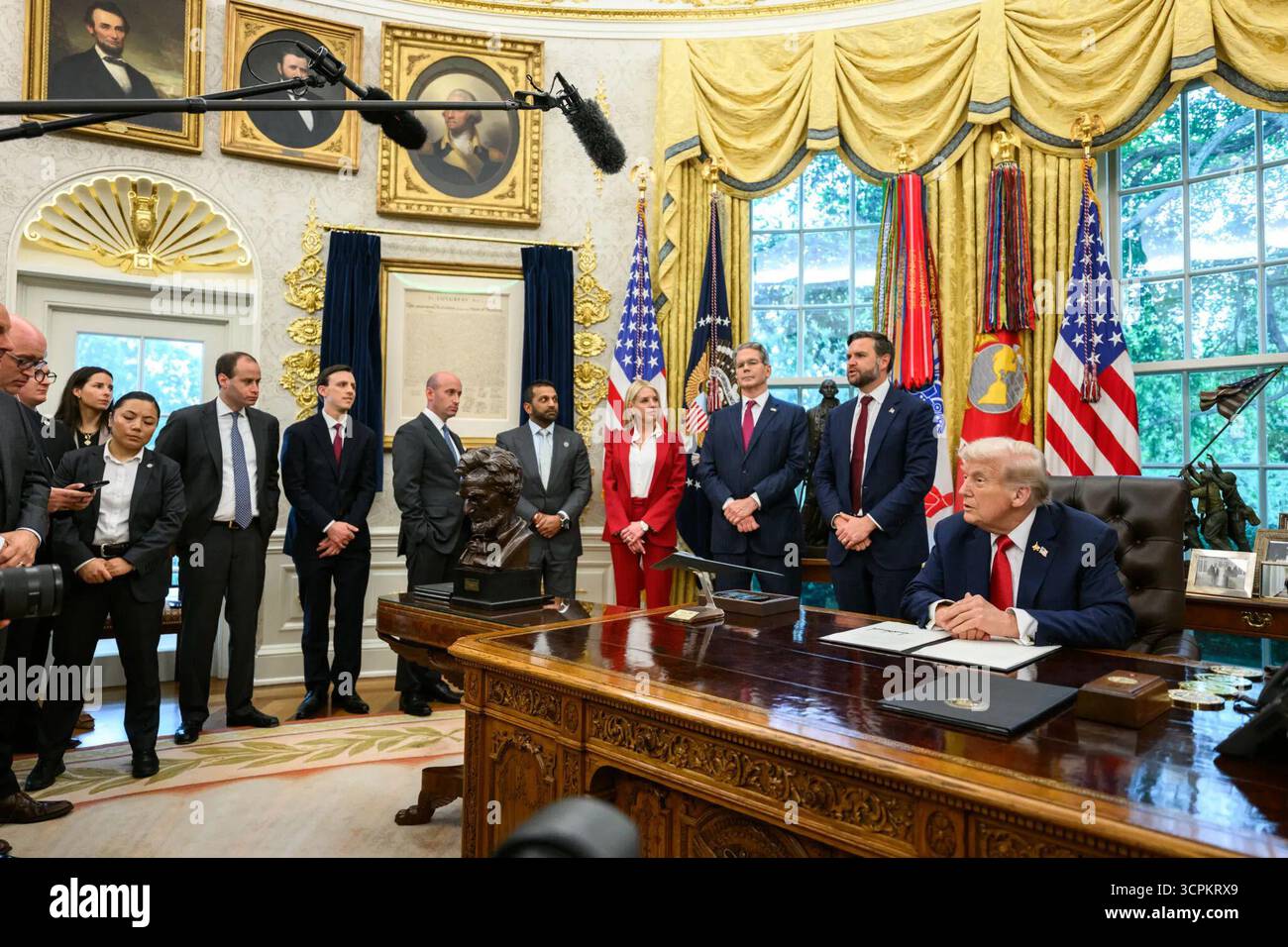 Präsident Donald J. Trump trifft sich bei der Unterzeichnung einer Exekutivverordnung im Oval Office des Weißen Hauses mit leitenden Mitarbeitern und Verwaltungsbeamten. Washington, DC, 25. September 2025. Bild mit freundlicher Genehmigung des Weißen Hauses. Stockfoto Präsident Donald J. Trump trifft sich bei der Unterzeichnung einer Exekutivverordnung im Oval Office des Weißen Hauses mit leitenden Mitarbeitern und Verwaltungsbeamten. Washington, DC, 25. September 2025. Bild mit freundlicher Genehmigung des Weißen Hauses. Stockfoto