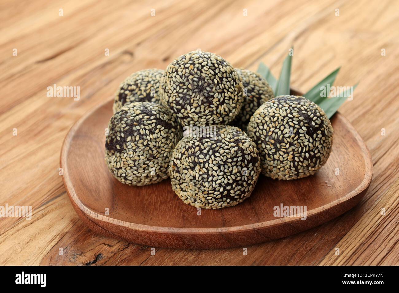 Schwarzer klebriger Reis Onde-onde, chinesische Sesambällchen mit Mung-Bohnen-Paste-Füllung Stockfoto