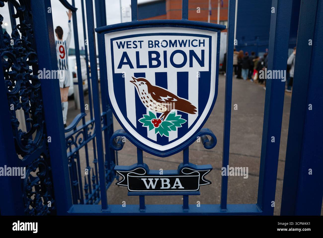 West Bromwich, Großbritannien. September 2025. Ein West Bromwich Albion Logo/Abzeichen auf den Toren vor dem Hawthorns Stadion vor dem West Bromwich Albion vs Leicester City Sky Bet Championship Match in den Hawthorns, West Bromwich. Der Bildnachweis sollte lauten: James Baylis/Sportimage Credit: Sportimage Ltd/Alamy Live News Stockfoto