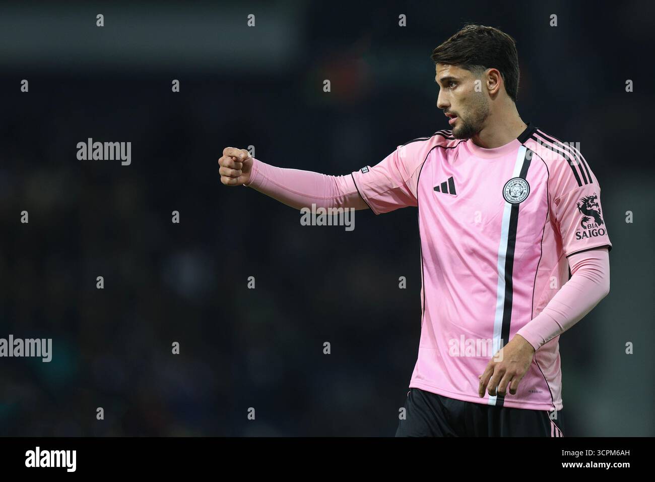 West Bromwich, Großbritannien. September 2025. Julian Carranza von Leicester City während des Spiels West Bromwich Albion vs Leicester City Sky Bet Championship bei den Hawthorns, West Bromwich. Der Bildnachweis sollte lauten: James Baylis/Sportimage Credit: Sportimage Ltd/Alamy Live News Stockfoto