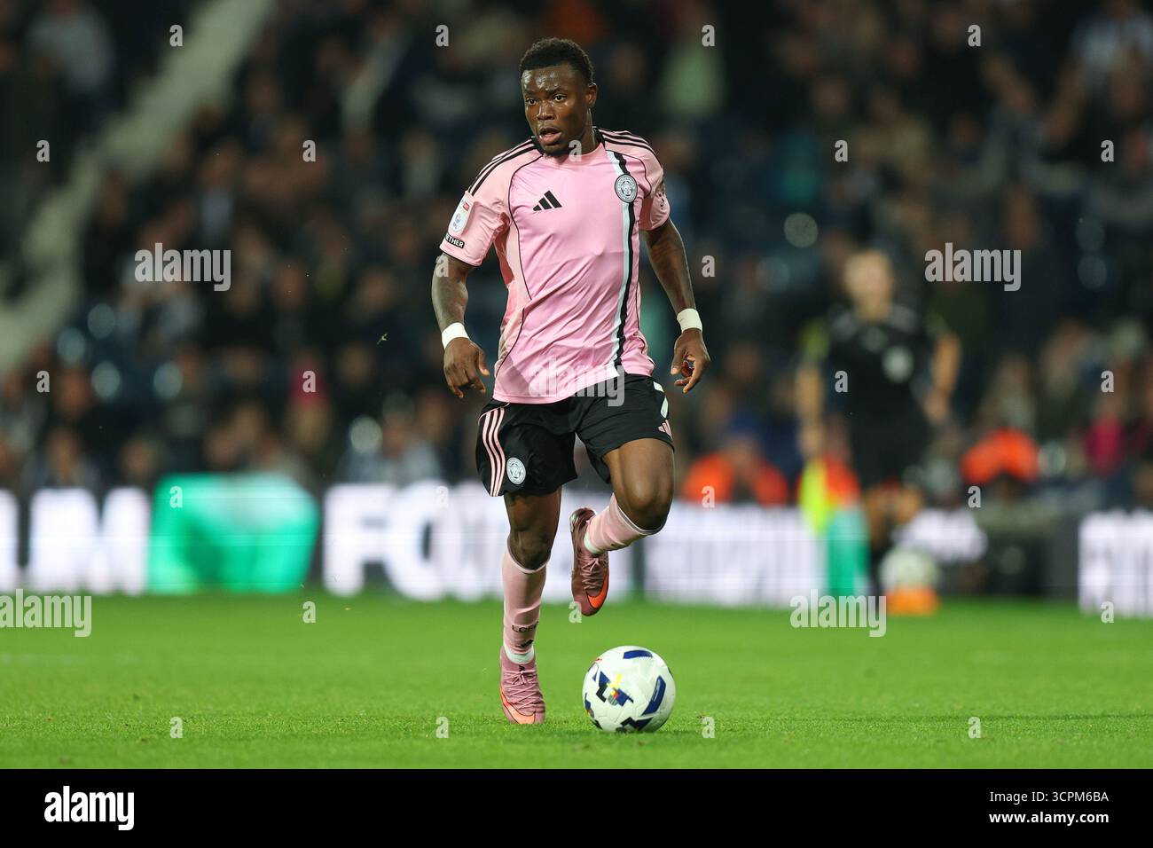 West Bromwich, Großbritannien. September 2025. Abdul Fatawu aus Leicester City während des Spiels West Bromwich Albion vs Leicester City Sky Bet Championship bei den Hawthorns in West Bromwich. Der Bildnachweis sollte lauten: James Baylis/Sportimage Credit: Sportimage Ltd/Alamy Live News Stockfoto