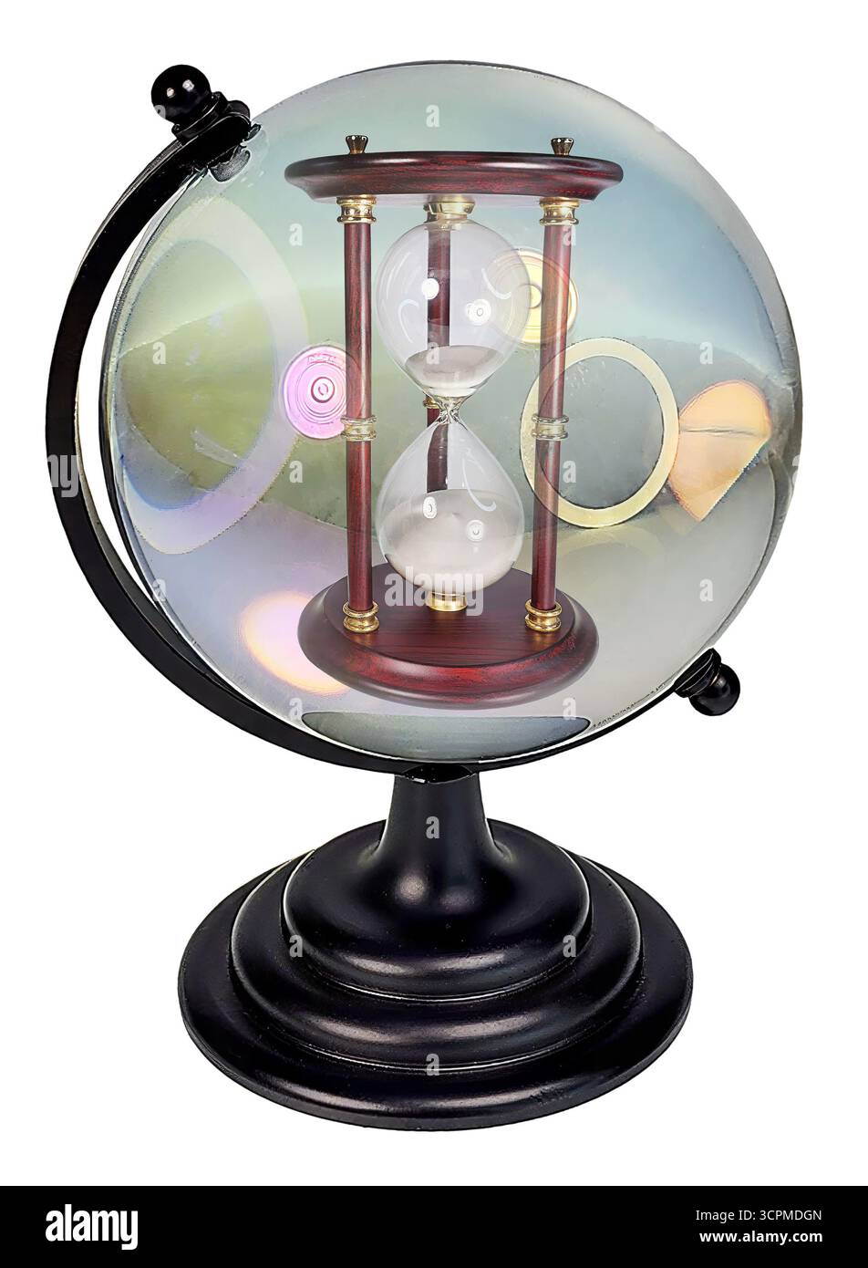 Wenn die Zeit noch steht, zeigt eine altmodische Sanduhr aus Holz und Glas, die in einer Kristallkugel aufgehängt ist Stockfoto