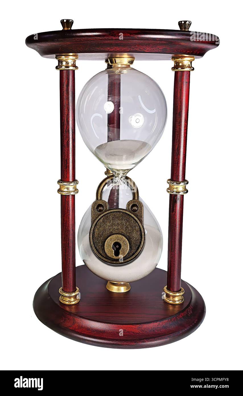 Eine altmodische Sanduhr aus Holz und Glas und ein Vintage-Schloss zeigen die Zeit Stockfoto