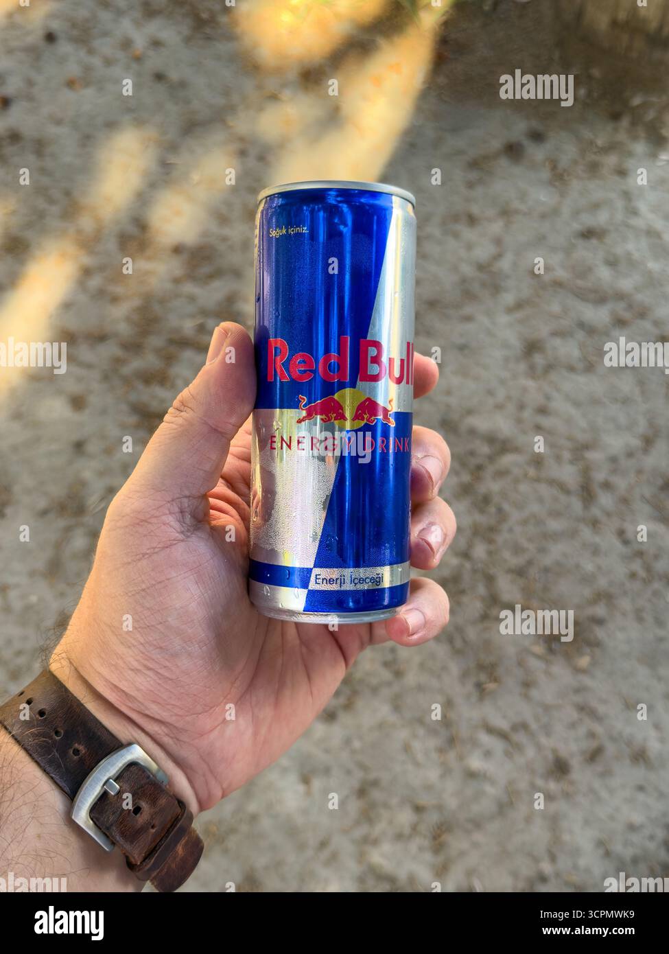 Antalya, Türkei - 26. September 2025: Hand hält einen Red Bull Energy Drink Dose im Freien bei Tageslicht Stockfoto