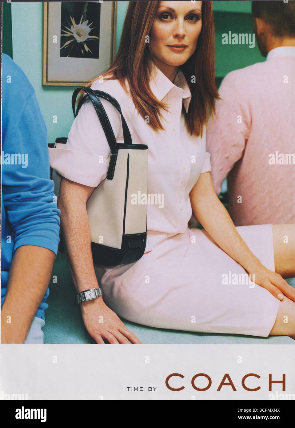 Plakatwerbung Coach New York mit Julianne Moore Schauspielerin in Papiermagazin von 2000, Werbung, Creative Coach Advert aus den 2000er Jahren Stockfoto