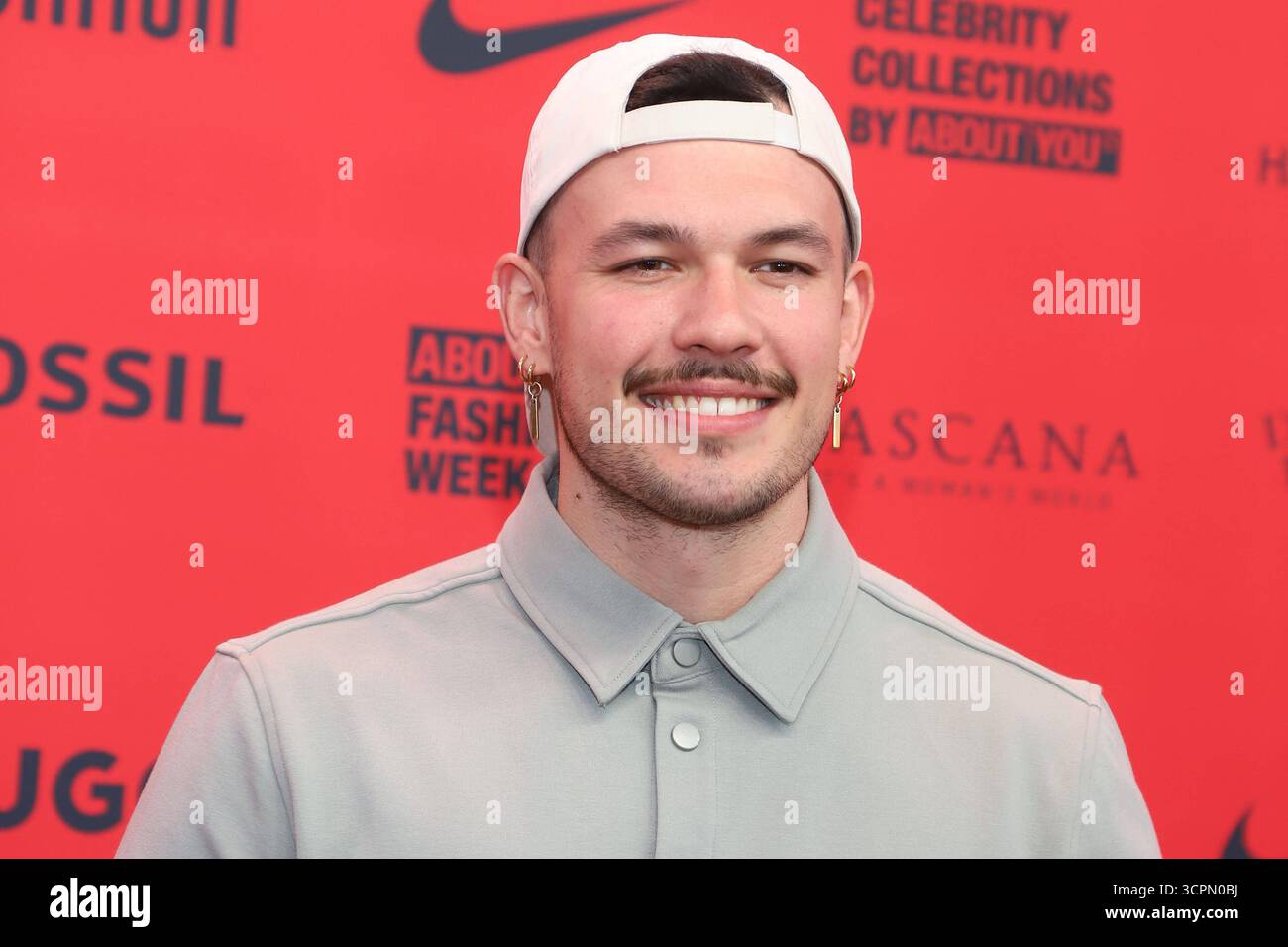 ÜBER DICH Fashion Ball in Hamburg Tim Johnson, über dich, Schmidts Tivoli Hamburg, 26.09.2025 *** ÜBER DICH Fashion Ball in Hamburg Tim Johnson, über dich, Schmidts Tivoli Hamburg, 26 09 2025 Copyright: XEventpressxBecherx Stockfoto