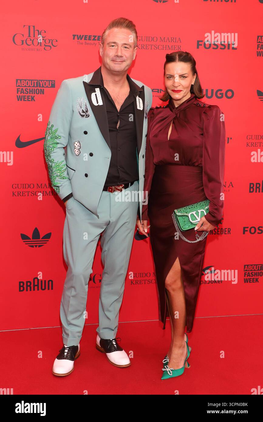 ÜBER DICH Fashion Ball in Hamburg Julia roentgen, Sasha Dick Brave, über dich, Schmidts Tivoli Hamburg, 26.09.2025 *** ÜBER DICH Fashion Ball in Hamburg Julia roentgen, Sasha Dick Brave , über dich, Schmidts Tivoli Hamburg, 26 09 2025 Copyright: XEventpressxBecherx Stockfoto