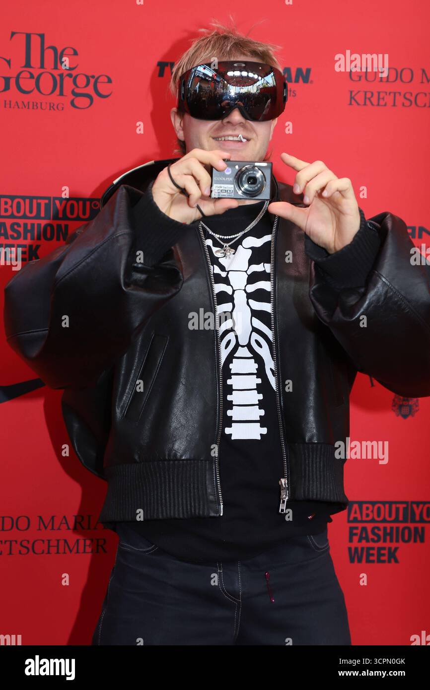 ÜBER DICH Fashion Ball in Hamburg Ski Aggu, über dich, Schmidts Tivoli Hamburg, 26.09.2025 *** ÜBER DICH Fashion Ball in Hamburg Ski Aggu, über dich, Schmidts Tivoli Hamburg, 26 09 2025 Copyright: XEventpressxBecherx Stockfoto