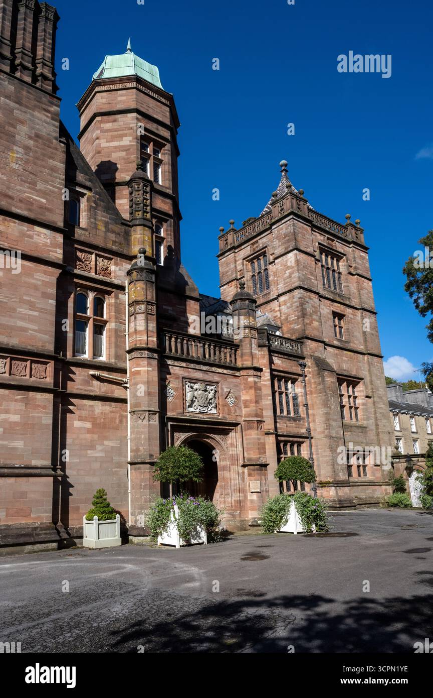 Holker Hall, Cumbria, historisches Herrenhaus mit großer viktorianischer Architektur und Gärten, beliebte Touristenattraktion im Lake District Stockfoto