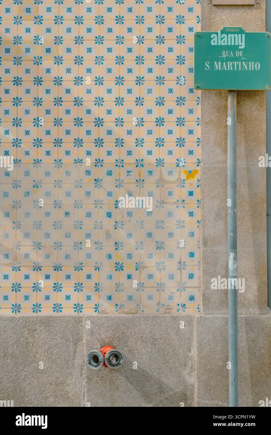 Traditionelle Portugiesische Azulejo-Fliesen Mit Blauem Und Gelbem Blumenmuster Und Straßenschild In Porto. Keramikmuster, Portugal Landmark, Urbane Textur Stockfoto