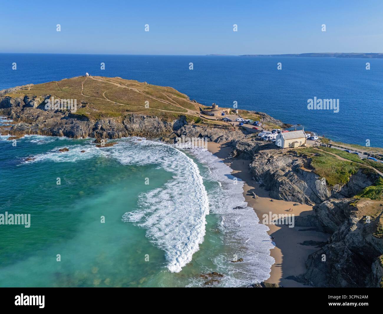 Towan Headland, Newquay, Großbritannien. 08.25.2025 Luftbild von Little Fistral Beach am Towan Headland in Newquay, Cornwall. August 2025. Stockfoto