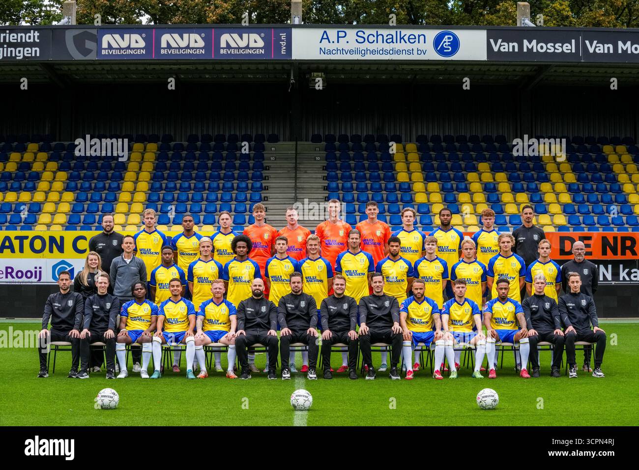 WAALWIJK, 23.09.2025, Mandemakers Stadium, Saison 2025/2026, Dutch Keuken Kampioen Divisie Football, Photocall RKC Waalwijk, Foto zeigt Teamphoto von RKC Waalwijk, hintere Reihe: Djordy de Nijs, Melle Witteveen, Godfried Roemeratoe, Jordi Altena, Xander Mulder, Yanick van Osch, Mark Spenkelink, Luuk Vogels, Luuk Wouters, Denilho Cleonise, Bjarn Zorgdrager, Robert van Riel mittlere Reihe: Meike van Nieuwburg, Tim Baijens, Owen Panneflek, Loek Postma, Nazjir Held, Marcel Schaapman, Jesper Uneken, Michiel Kramer, Roshon van Eijma, Tim van de Loo, Harrie Kuster, Tim van der L Stockfoto