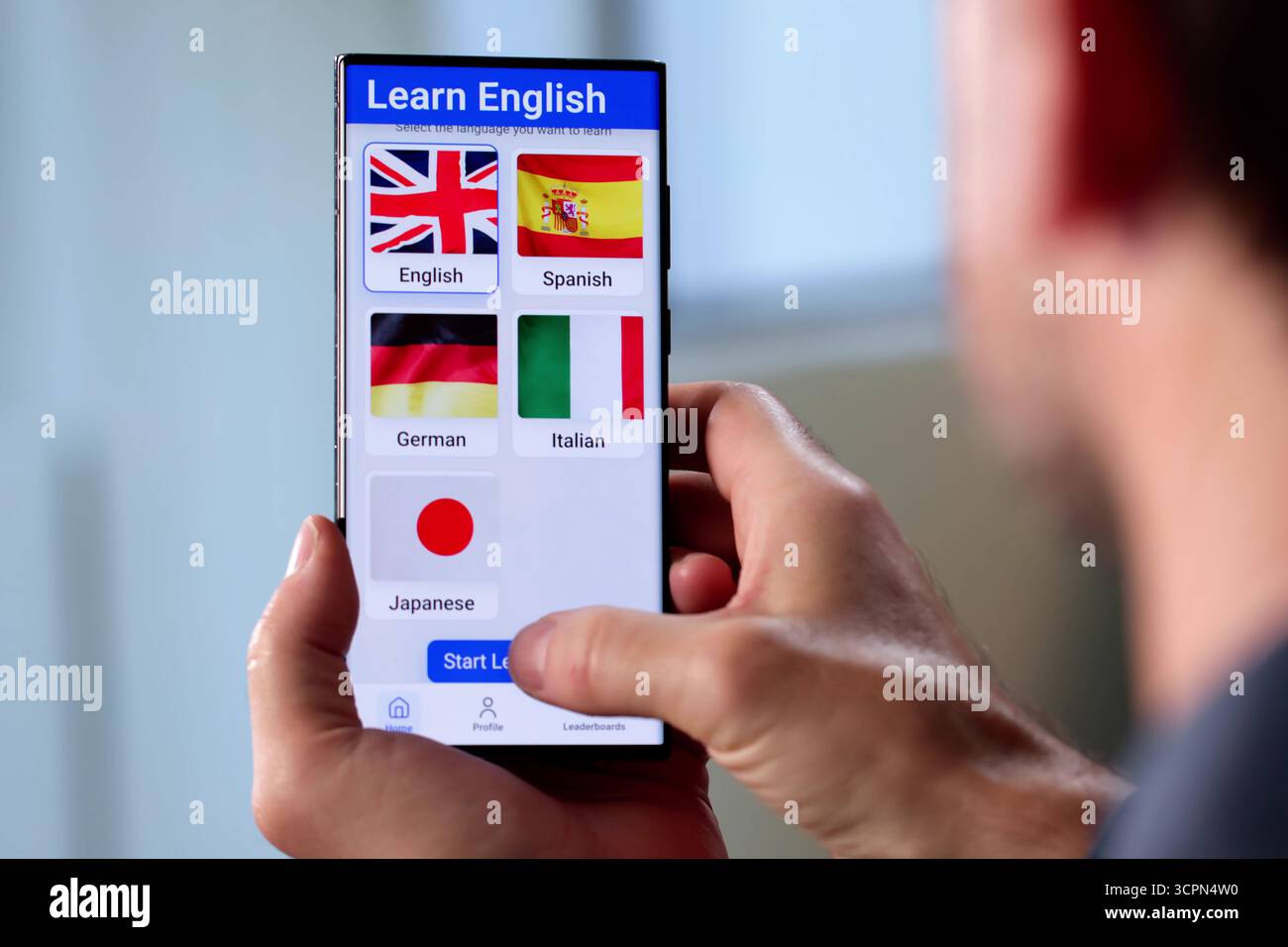 Senior Man Verwendet Smartphone-App, Um Den Online-Englischkurs Zu Starten Stockfoto