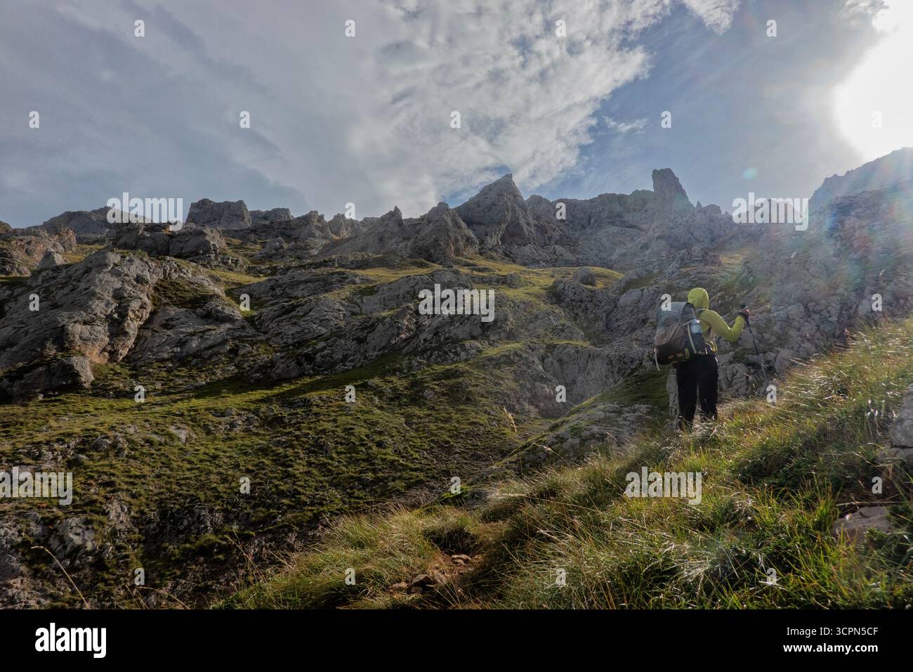 Klettern Sie auf dem Jidiellu-Kanal zum Valdominguero-Pass auf dem Anillo de Picos Trail, Nationalpark Picos de Europa, Kantabrien, Spanien Stockfoto