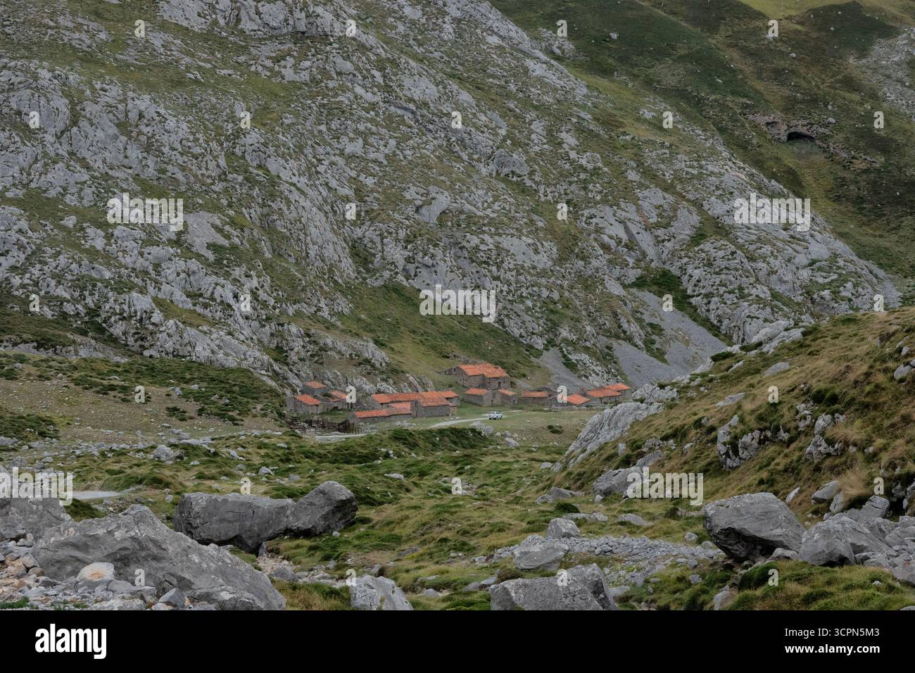 Alte Hirtenhütten in Invernales de Texu, Picos de Europa Nationalpark, Sotres, Cabrales, Asturien, Spanien Stockfoto