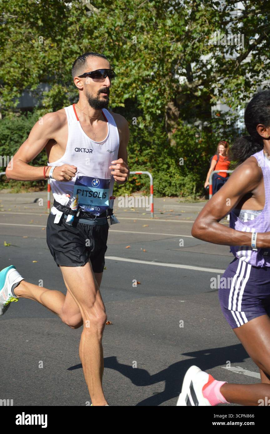Berlin - 21. September 2025 - der griechische Athlet Charalampos Pitsolis, der im Herrenrennen den 41. Platz belegte, läuft beim Berlin Marathon 2025 auf der Leipziger Straße hinter der Äthiopischen Läuferin Dera Dida, der Zweitplatzierte der Frauen. (Foto: Markku Rainer Peltonen) Stockfoto