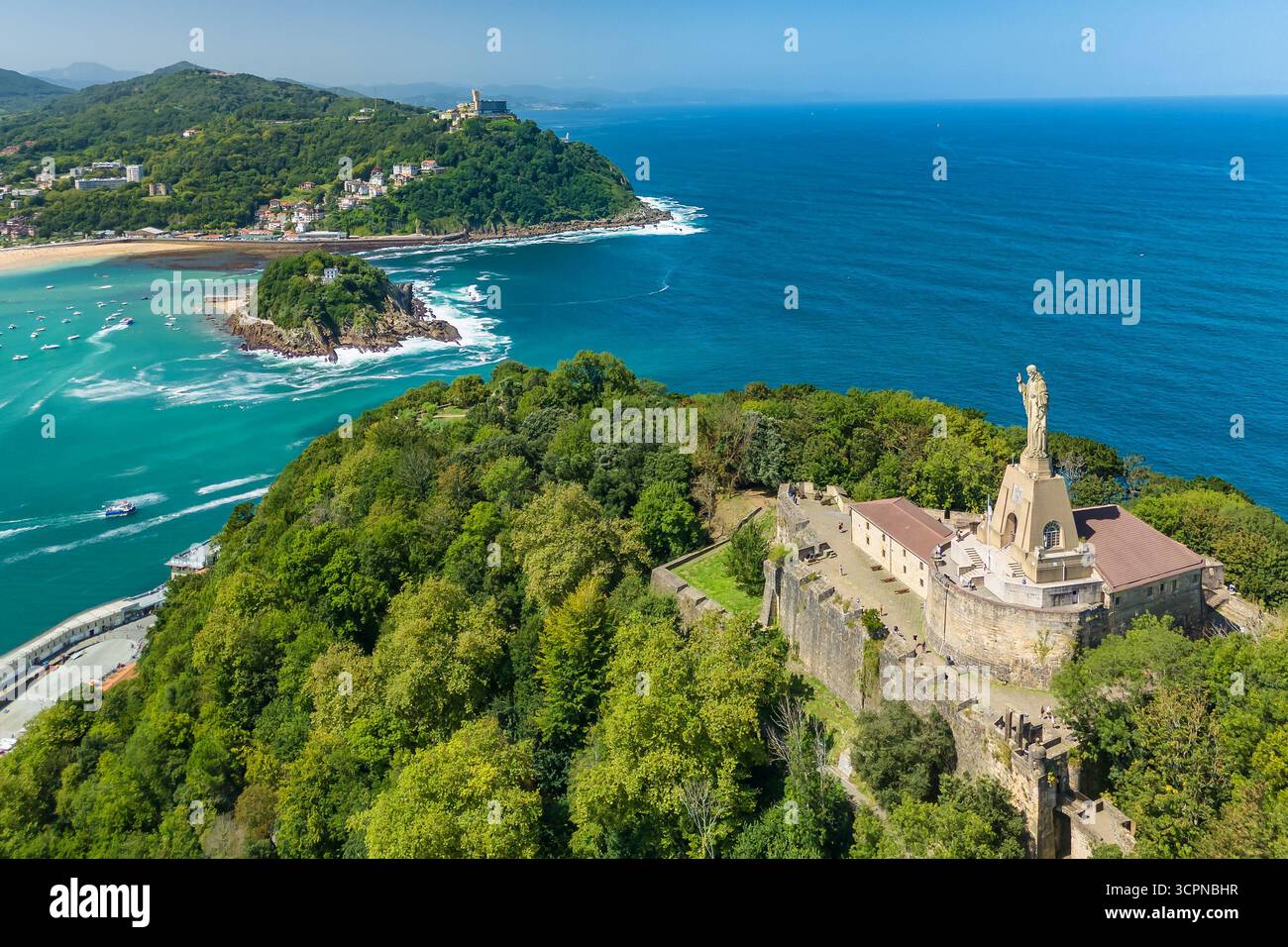 Aus der Vogelperspektive auf die wunderschöne Küste von San Sebastian Stadt, Baskenland, Spanien. Fliegen Sie über die Statue Christi und beobachten Sie die herrliche Bucht von Stockfoto