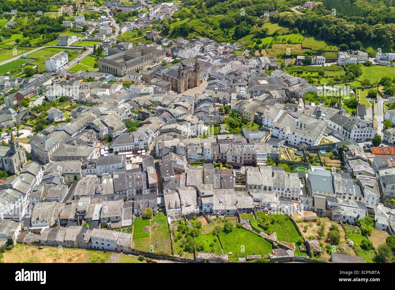 Luftaufnahme von Mondonedo, Provinz Lugo, Galicien, Spanien. Altstadt mit der Kathedrale Basilika der Jungfrau Himmelfahrt und historischen Gebäuden Stockfoto