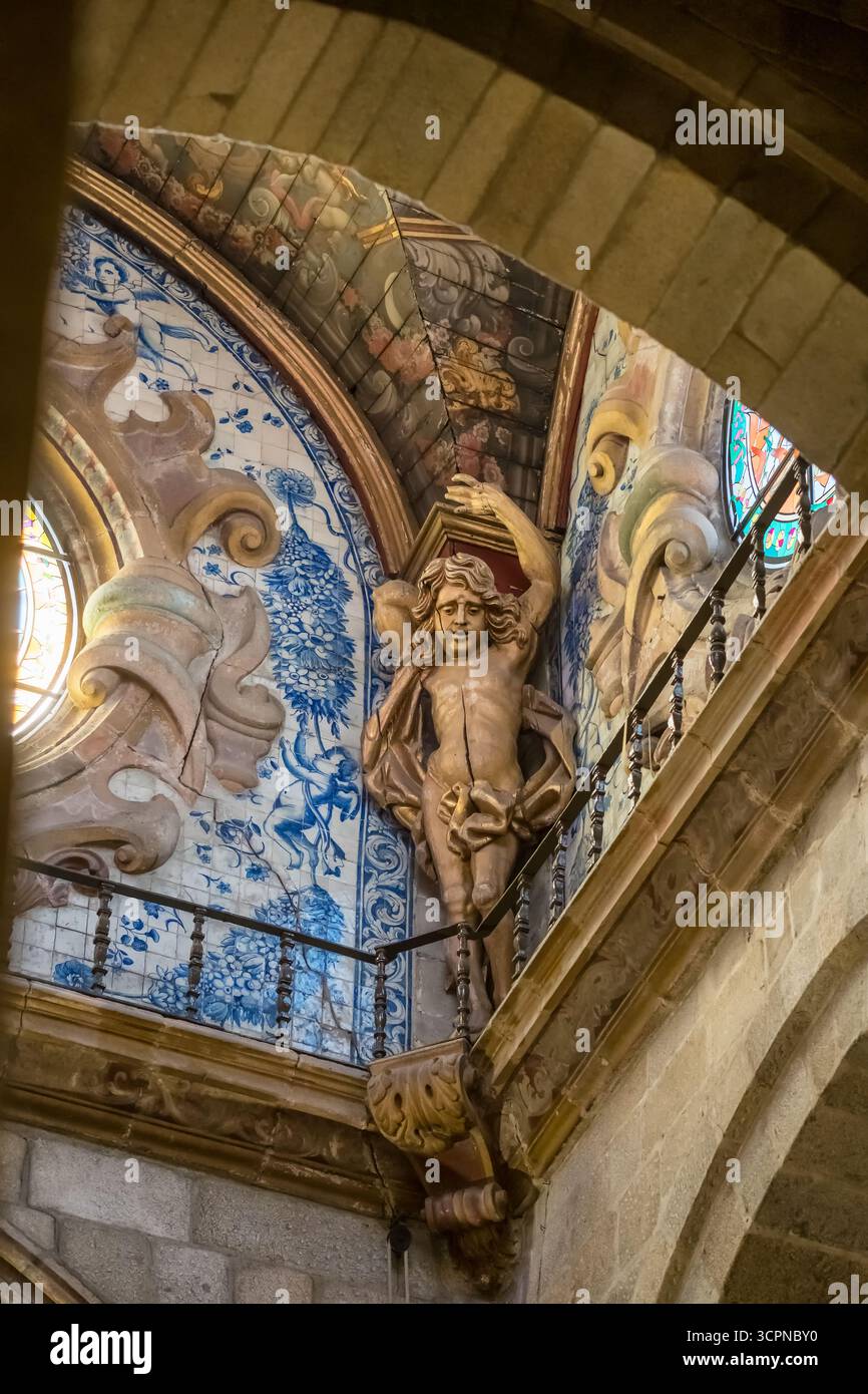 Braga, Portugal - 4. Juli 2024: Wunderschönes Inneres der Kathedrale von Braga, bekannt als SE de Braga. Eines der wichtigsten religiösen und historischen Stockfoto