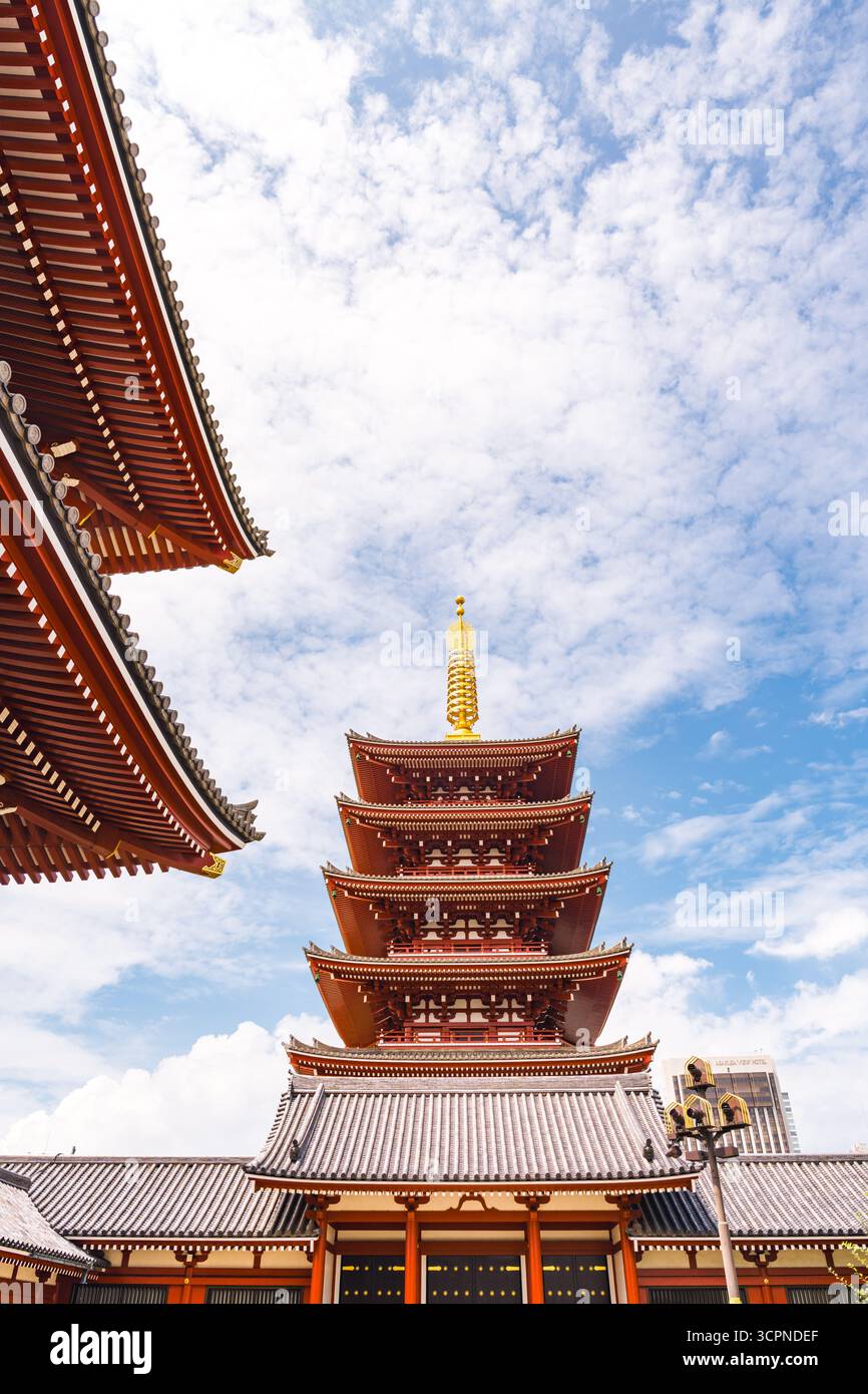 Fünfstöckige Pagode im Sensoji-Tempel, Tokio, Japan, unter blauem Himmel. Stockfoto