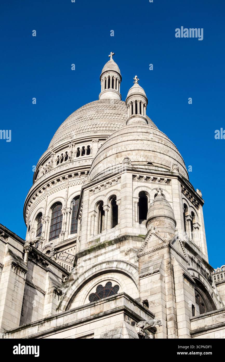 Die berühmte Basilika Sacré Coeur in Montmartre, Paris, Frankreich, erbaut between1875 und 1914. Es blickt auf die gesamte Stadt von seiner Lage auf einem Hügel Stockfoto