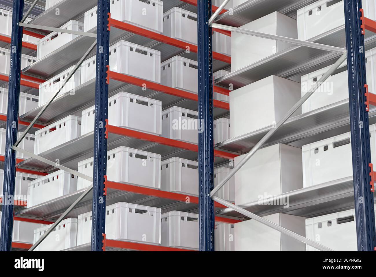 Generische weiße unbeschriftete Kisten und Kisten auf Regalen eines Lagerregals, abstrakter industrieller Hintergrund Stockfoto