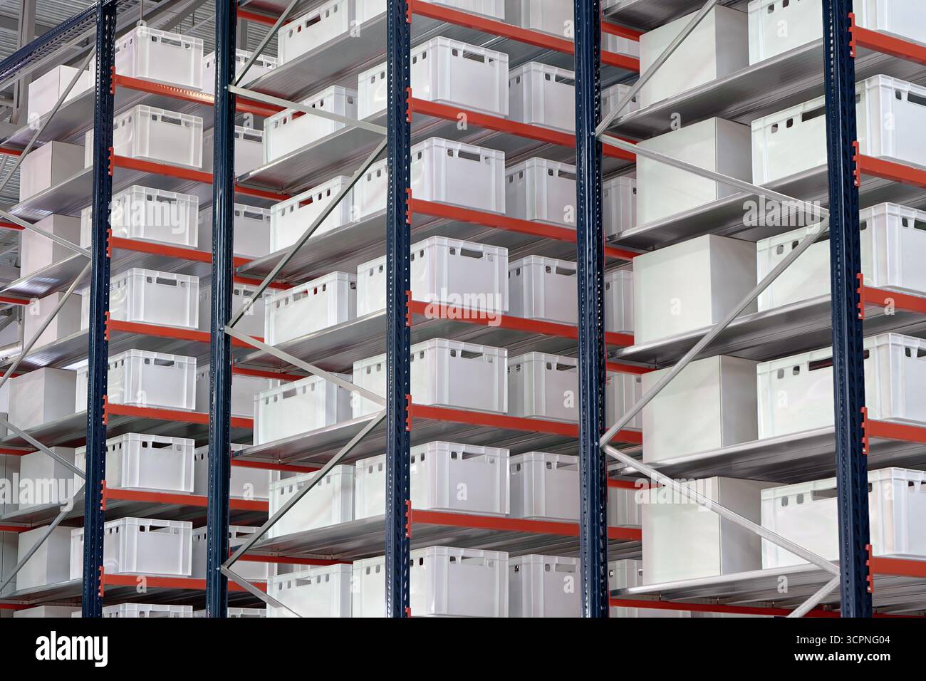 Generische weiße unbeschriftete Kisten und Kisten auf Regalen eines Lagerregals, abstrakter industrieller Hintergrund Stockfoto