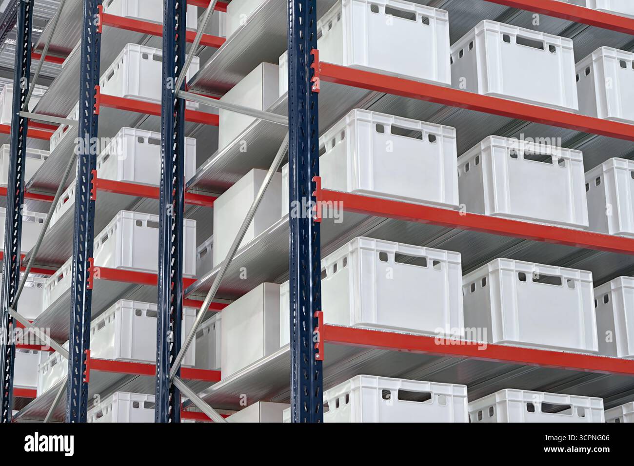 Generische weiße unbeschriftete Kisten und Kisten auf Regalen eines Lagerregals, abstrakter industrieller Hintergrund Stockfoto