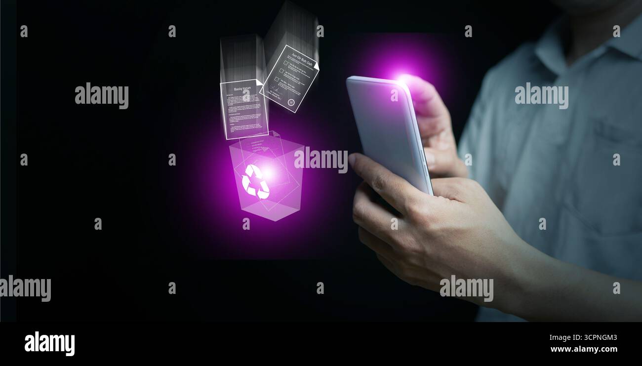 Futuristisches holografisches Papierkorb-Symbol neben dem Smartphone, das das Löschen digitaler Dateien, die Bereinigung von Daten, die sichere Dokumentenverwaltung und die moderne Version symbolisiert Stockfoto